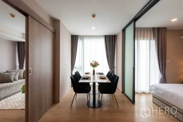 Condominium for rent in Huai Khwang, Bangkok - Bright dining zone between living room and bedroom separated by glass sliders.