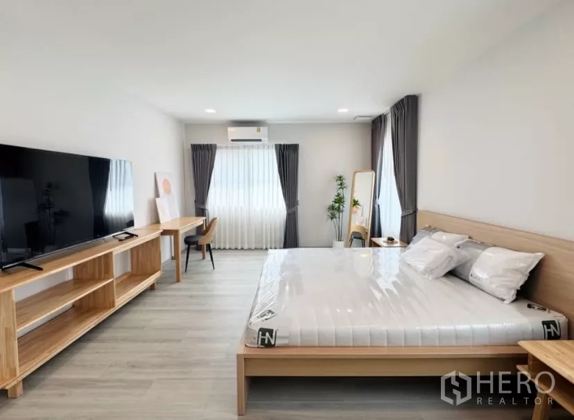 บ้าน ให้เช่าในBang Phli, Samut Prakan - อีกมุมของห้องนอนหลัก มีโต๊ะทำงาน ทีวี และหน้าต่างมุม