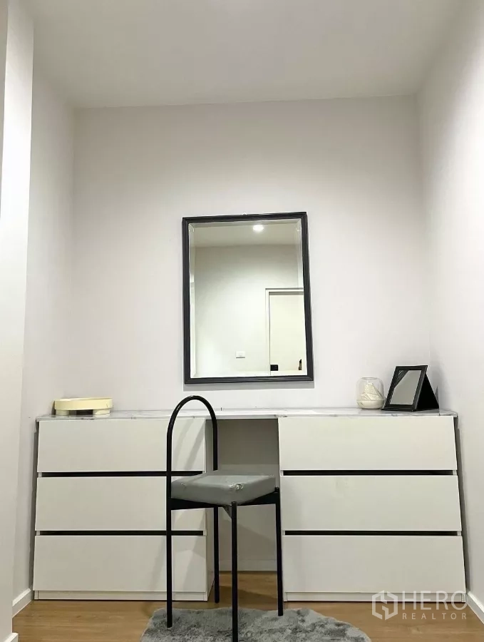 บ้าน ให้เช่าในSaphan Sung, Bangkok - มุมแต่งตัว โต๊ะเครื่องแป้ง กระจก และเก้าอี้สูง.
