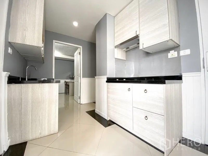 คอนโด ให้เช่าในKhlong Toei, Bangkok - อีกมุมของครัวพร้อมตู้บิวท์อิน เครื่องดูดควัน และพื้นที่เคาน์เตอร์