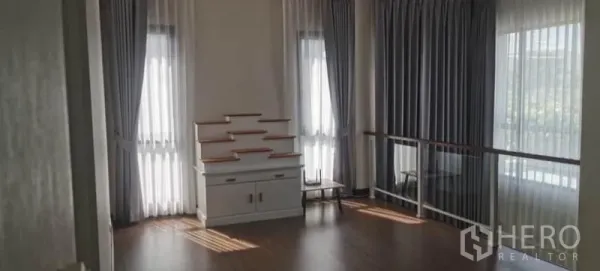 独立式住宅 出租 - 二楼过道采光充足，落地窗与浅色木地板相映成趣。