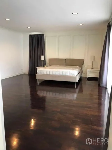 บ้าน ขายในWang Thonglang, Bangkok - ห้องนอนใหญ่ พื้นไม้จริง เตียงคิงไซส์ ไฟดาวน์ไลท์