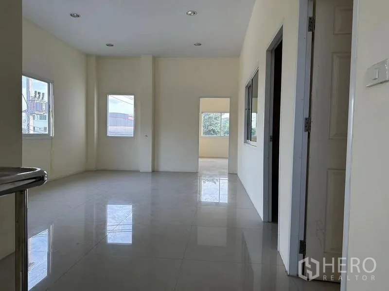 คลังสินค้า ให้เช่าในMueang Samut Sakhon, Samut Sakhon - โถงสำนักงานชั้นสอง พื้นกระเบื้องเงา มีประตูและหน้าต่างรับแสงธรรมชาติ