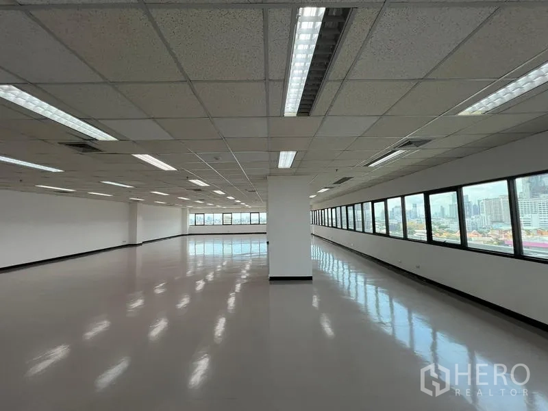สำนักงาน ให้เช่าหรือขาย - ออฟฟิศเปิดโล่ง หน้าต่างพาโนรามา ฝ้าแขวน พร้อมช่องแอร์และวิวเมือง