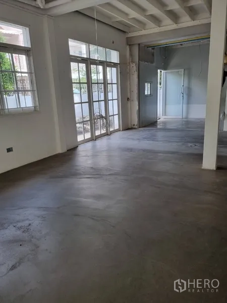 บ้าน ให้เช่าหรือขายในSathon, Bangkok - ทางเดินเชื่อมพื้นที่นั่งเล่น พร้อมประตูกระจกบานเลื่อนและช่องแสง