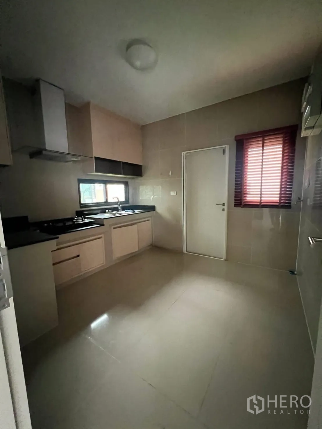 บ้านเดี่ยว for rent in Bang Phli, Samut Prakan - ห้องครัวบิวท์อินพร้อมเตาแก๊ส เครื่องดูดควัน หน้าต่าง และตู้เก็บของ