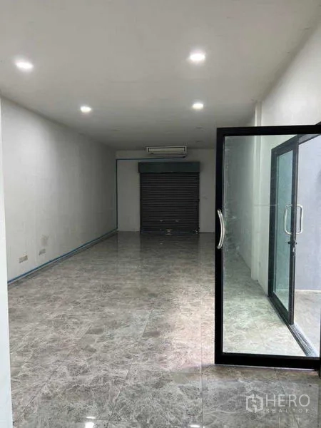 คลังสินค้า ให้เช่าในBang Khun Thian, Bangkok - ห้องสำนักงานกระจกสว่าง พื้นกระเบื้องเงา