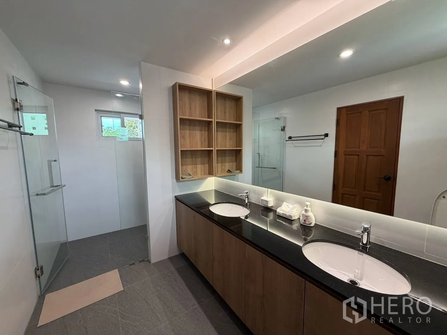Detached House for rent in Suan Luang, Bangkok - Spacious bathroom featuring double vanity and separate glass shower.