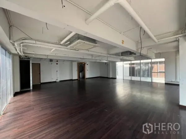 零售空间 出租在Watthana, Bangkok - 宽敞转角零售空间，环绕玻璃、空调管道与多处出入口，适合自主装修。