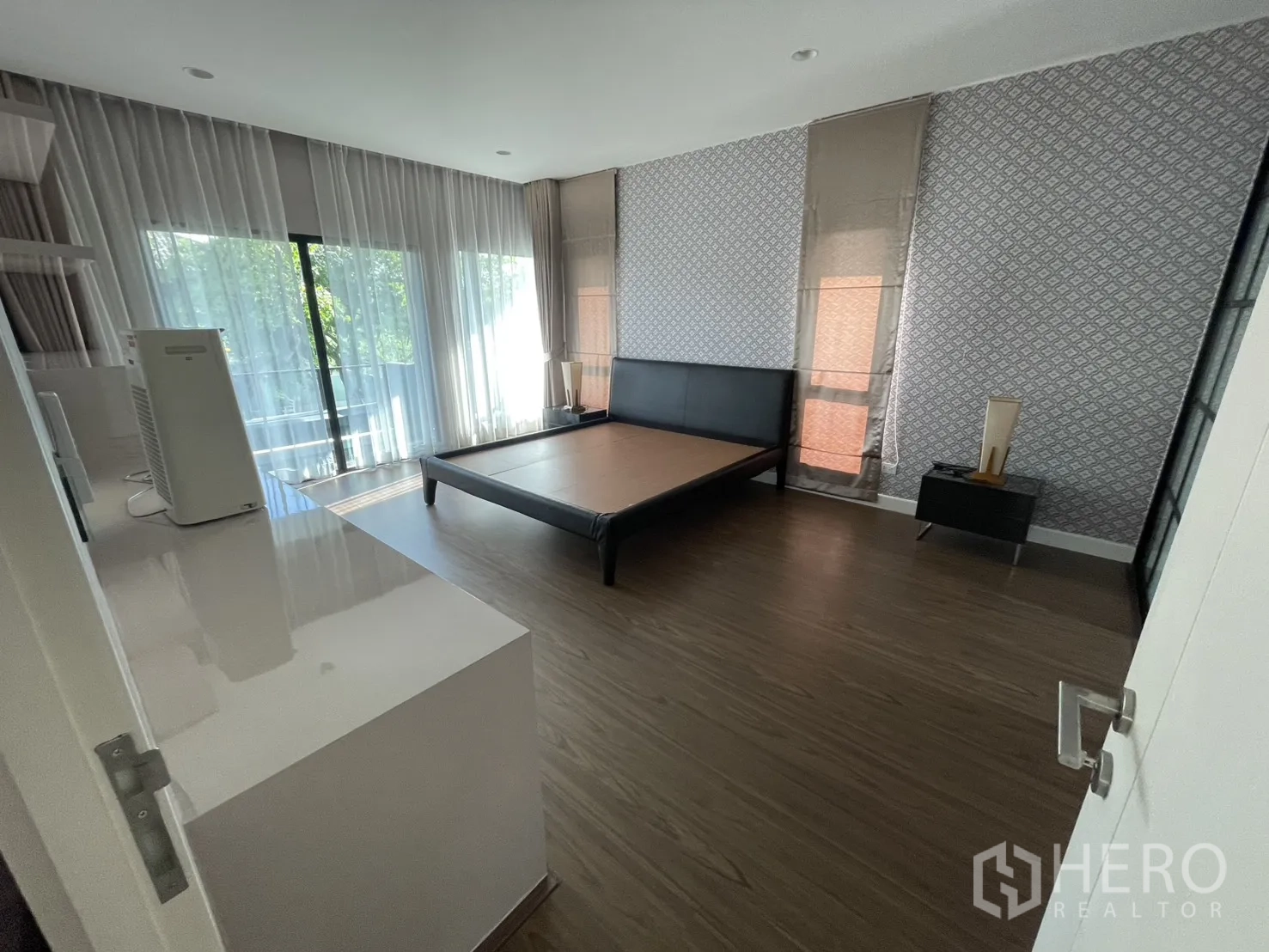 บ้าน ให้เช่าหรือขายในLam Luk Ka, Pathum Thani - ห้องนอนใหญ่กว้าง มีทางออกระเบียง ผนังลายตกแต่ง และพื้นที่ใช้งานมาก