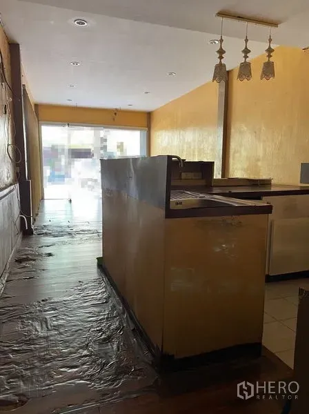 พื้นที่ขายปลีก ให้เช่าในSathon, Bangkok - มุมมองจากด้านในสู่ประตูกระจก โชว์เคาน์เตอร์และโคมแขวน