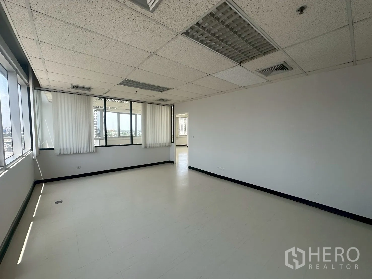 สำนักงาน ให้เช่า - ห้องมุมสว่างด้วยหน้าต่างรอบด้าน พร้อมมู่ลี่แนวตั้ง