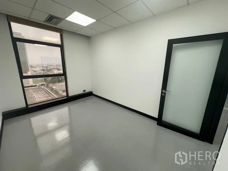 办公空间 出租 - 带磨砂门的办公室，大窗俯瞰城市