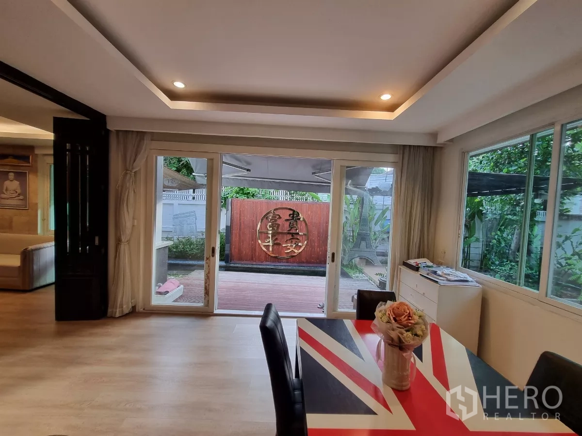 บ้าน ให้เช่าในBang Kapi, Bangkok - มุมทานอาหารเปิดสู่ชานไม้และสระน้ำผ่านประตูกระจกเลื่อน