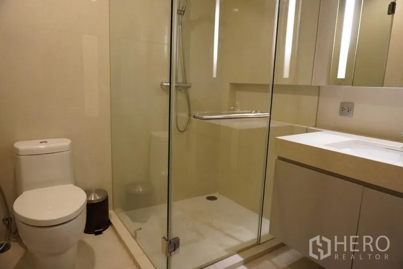 คอนโด ให้เช่าในWatthana, Bangkok - ห้องน้ำสมัยใหม่ พร้อมตู้กระจกอาบน้ำ อ่างล้างหน้า และโถสุขภัณฑ์