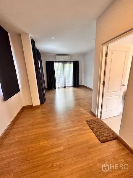 บ้าน ขายในPrawet, Bangkok - โถงชั้นบนพื้นไม้ เชื่อมไปยังห้องนอนและห้องน้ำ มีประตูกระจกออกระเบียง