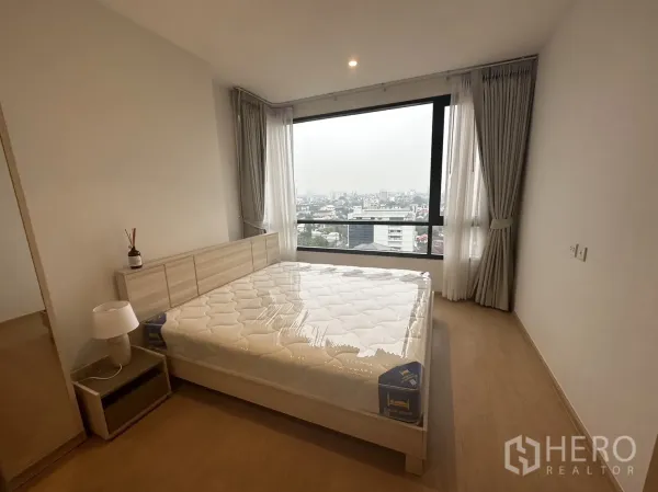 คอนโด ให้เช่าในWatthana, Bangkok - ห้องนอนหลัก หน้าต่างบานใหญ่ มองเห็นวิวสกายไลน์วัฒนา