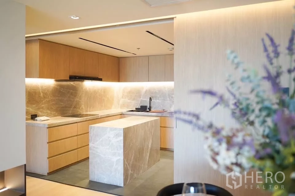 公寓 出租在Bang Phlat, Bangkok - 现代厨房，配大理石岛台、石材挡板与浅木色橱柜。