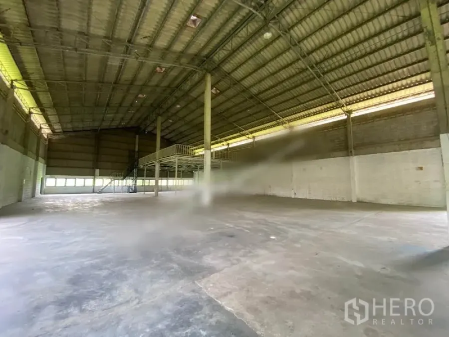 คลังสินค้า ให้เช่าในKhlong Sam Wa, Bangkok - ภายในโกดังโปร่ง หลังคาโครงเหล็กสูง พื้นคอนกรีตขัดมัน มีชั้นลอยและบันได