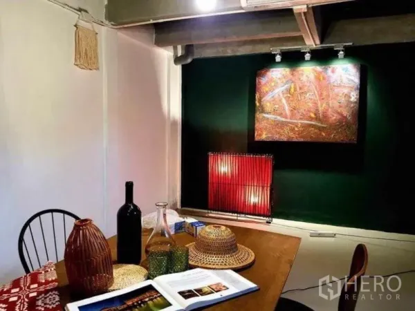Detached House for rent in Pathum Wan, Bangkok - Cozy study or dining corner with wall art, spot lighting and decorative tableware on the table.