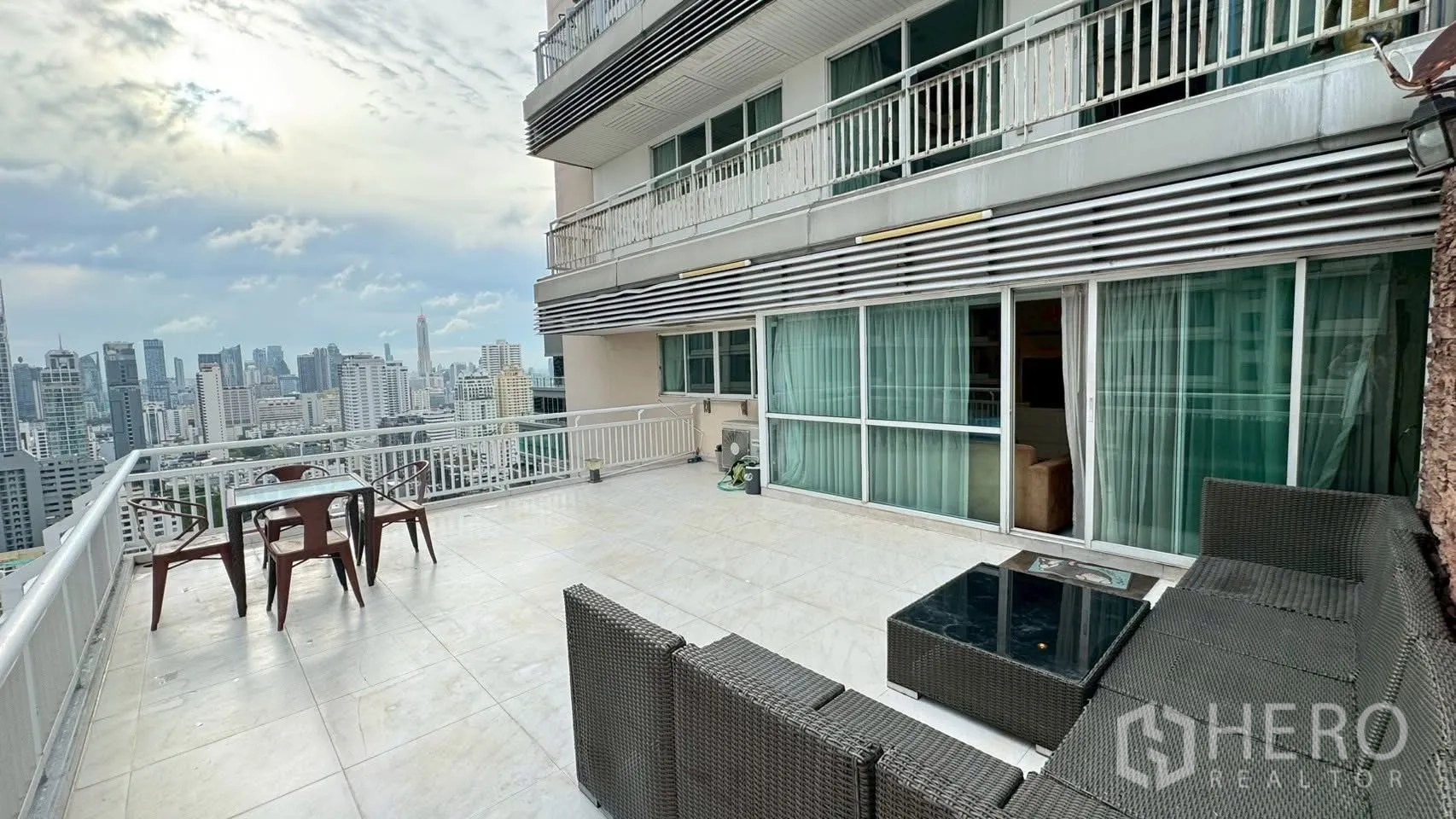 คอนโด ให้เช่าในWatthana, Bangkok - เทอเรซเพนต์เฮาส์หน้าประตูกระจกบานเลื่อน เห็นวิวเมือง