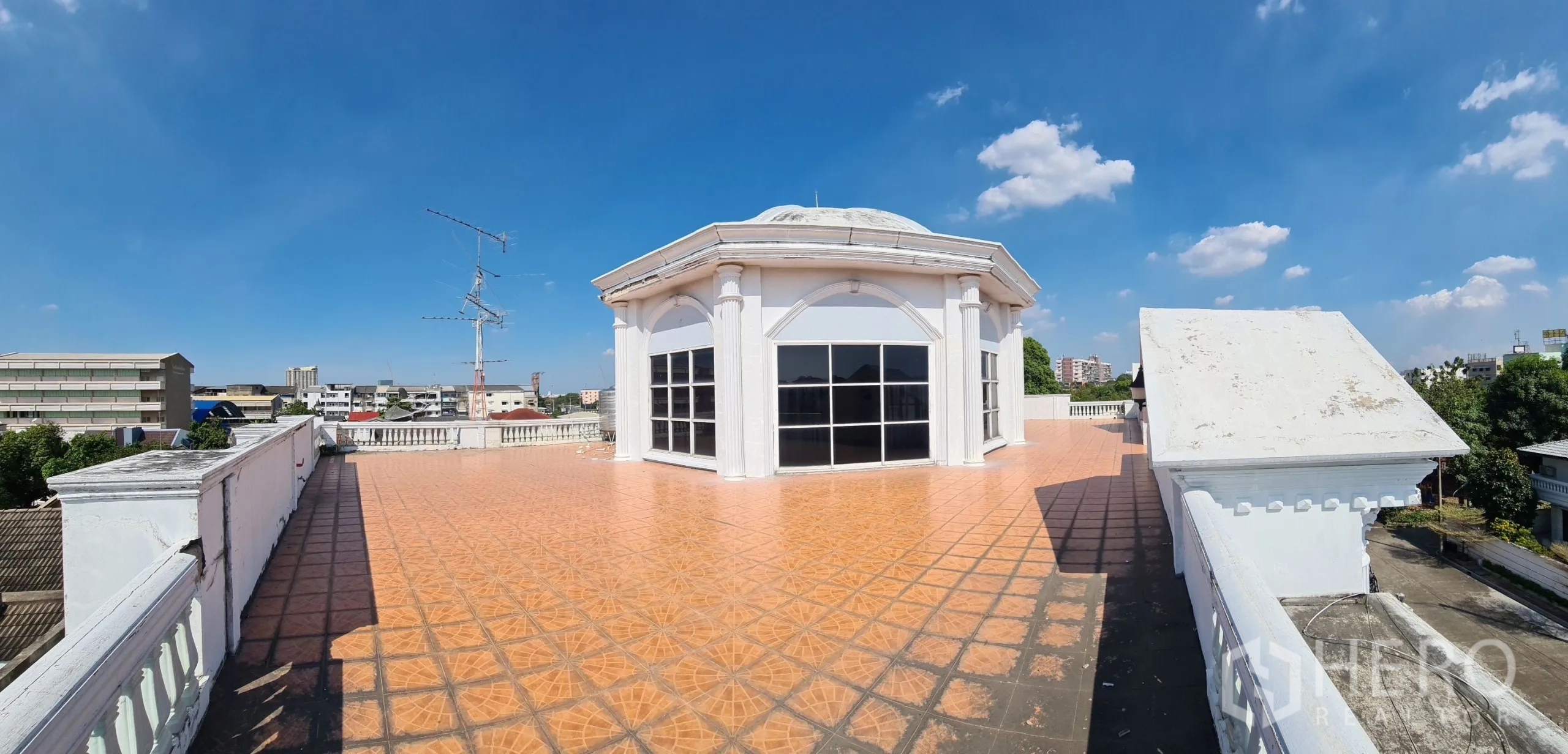 บ้าน ขายในChatuchak, Bangkok - ดาดฟ้ากว้างพร้อมศาลาทรงแปดเหลี่ยม เห็นวิวเมืองท้องฟ้าสดใส