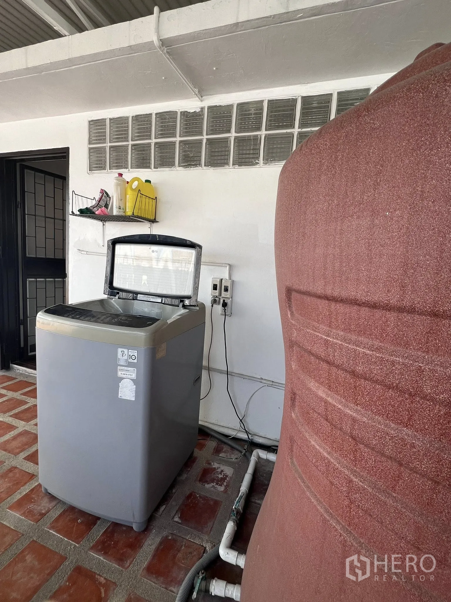 ทาวน์เฮาส์ for rent or sale in Watthana, Bangkok - มุมซักล้างบนดาดฟ้าพร้อมเครื่องซักผ้าและแทงก์น้ำ