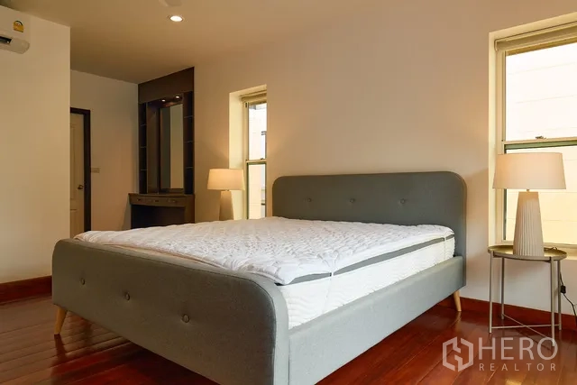 บ้าน ให้เช่าในWatthana, Bangkok - ห้องนอนพร้อมมุมโต๊ะเครื่องแป้ง โคมไฟ และพื้นไม้