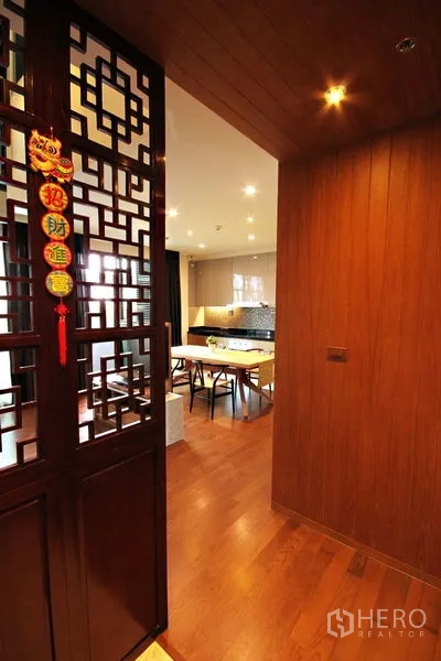 คอนโด ให้เช่าหรือขายในKhlong Toei, Bangkok - ประตูไม้ลายจีนเปิดสู่โถงนั่งเล่นและรับประทานอาหาร