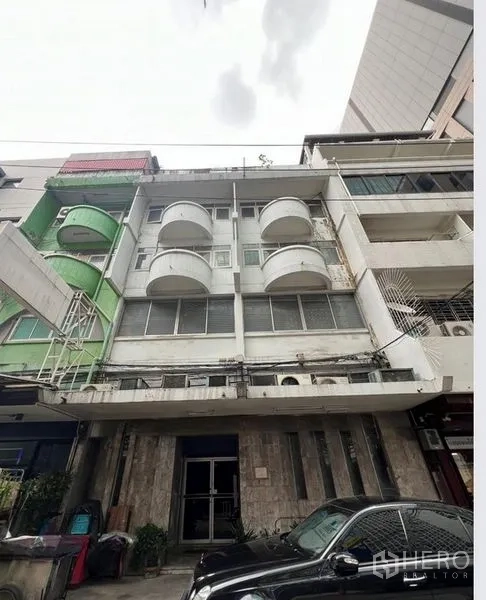 店屋 出售 - 临街视角的商铺楼外立面与邻近建筑