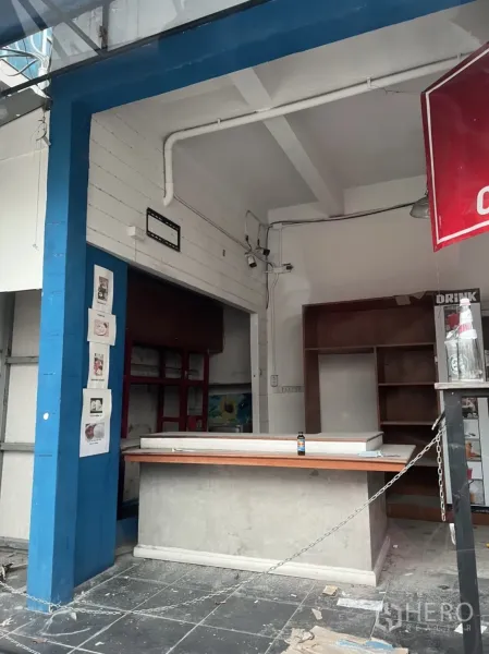 พื้นที่ขายปลีก ให้เช่าหรือขายในWatthana, Bangkok - พื้นที่ร้านแบบเปิดหน้าร้าน เสาโครงสร้างสีน้ำเงิน เคาน์เตอร์บริการและชั้นวาง พร้อมปรับแต่ง