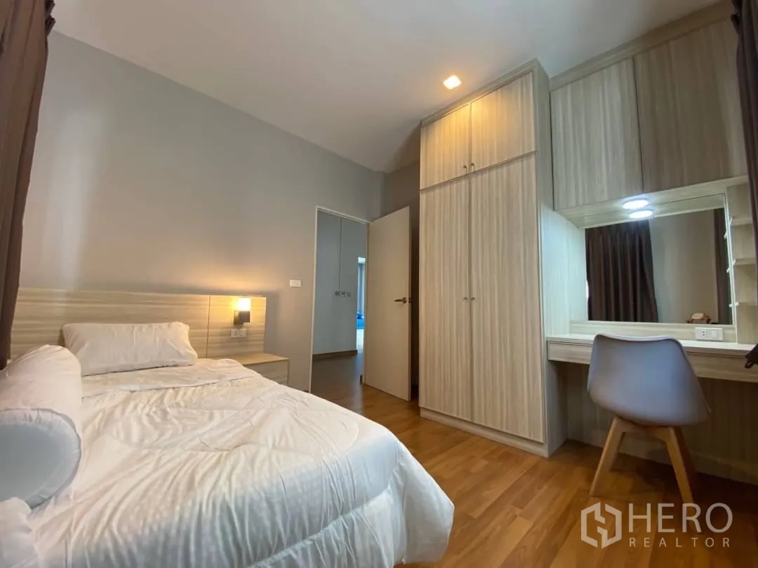 独立式住宅 出租或出售在Prawet, Bangkok - 小卧室设单人床、内置衣柜与学习角。