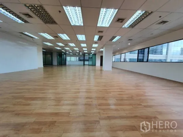 สำนักงาน ให้เช่าในDin Daeng, Bangkok - พื้นที่สำนักงานเปิดโล่ง พื้นไม้ ฝ้าทีบาร์พร้อมไฟ และห้องประชุมกระจก