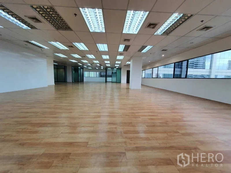 สำนักงาน ให้เช่าในDin Daeng, Bangkok - พื้นที่สำนักงานเปิดโล่ง พื้นไม้ ฝ้าทีบาร์พร้อมไฟ และห้องประชุมกระจก