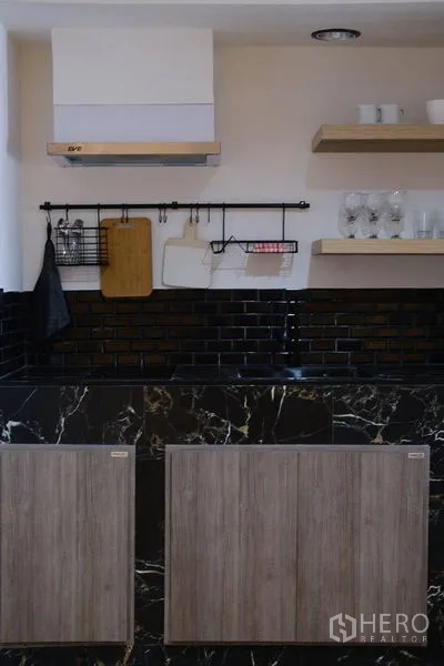公寓 出租在Bang Rak, Bangkok - 当代厨房，开放层架与黑色大理石纹防溅板。