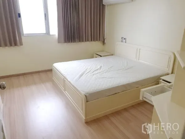 คอนโด ให้เช่าในWatthana, Bangkok - ห้องนอนหลักพร้อมเตียงขนาดใหญ่ โต๊ะข้างหน้าต่าง และเครื่องปรับอากาศ