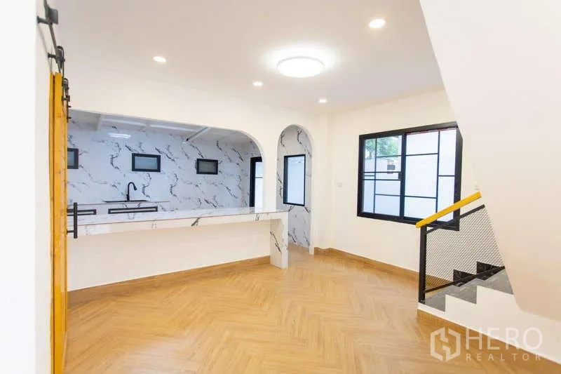 สำนักงานที่บ้าน ขายในHuai Khwang, Bangkok - โซนทานอาหาร/ทำงาน พร้อมเคาน์เตอร์หินอ่อนแบบเปิดสู่ครัวและช่องโค้ง