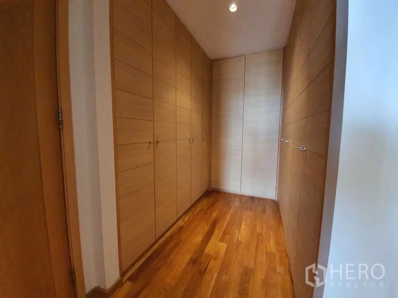 คอนโด ขาย - โถงวอล์กอินคลอเซ็ต ตู้เสื้อผ้าบิวท์อินเต็มผนัง พื้นไม้