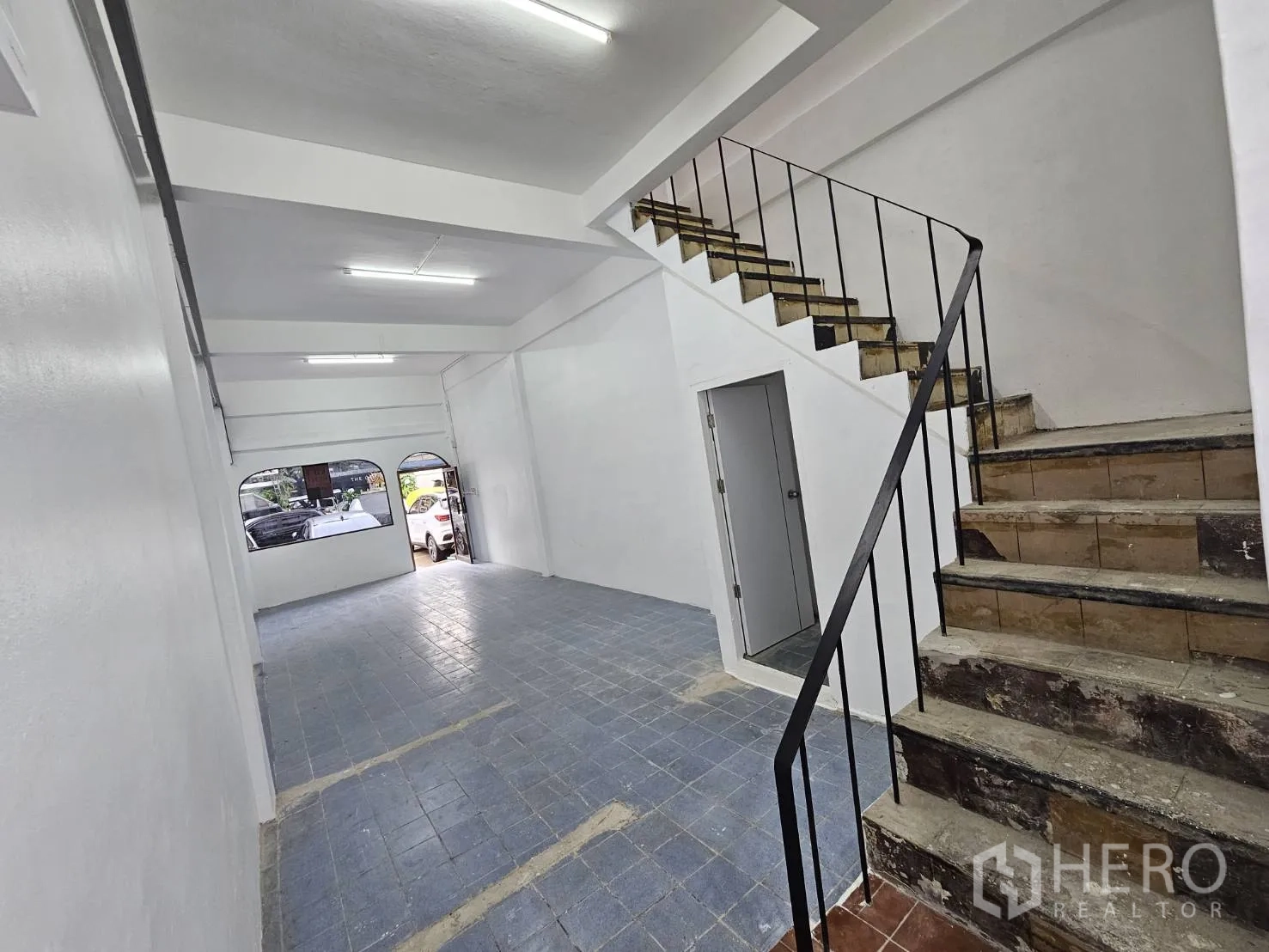 สำนักงานที่บ้าน ให้เช่าในKhlong Toei, Bangkok - หน้าต่างและทางเข้าโถงชั้นล่าง พร้อมบันไดขึ้นชั้นบน