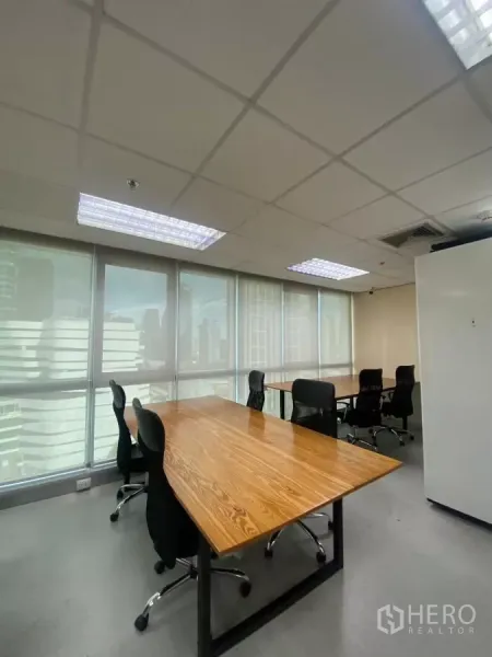 สำนักงาน ให้เช่าในWatthana, Bangkok - พื้นที่ทำงานแบบเปิด โต๊ะไม้ เก้าอี้ทำงาน และหน้าต่างบานใหญ่เห็นวิวเมือง