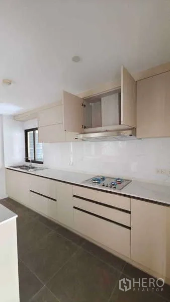 คอนโด ขาย - ครัวยาวสไตล์โมเดิร์น ตู้สีขาว เตาและท็อปหิน