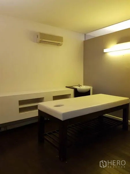 零售空间 出租在Khlong Toei, Bangkok - 私密治疗室，按摩床、水槽、壁灯与空调。