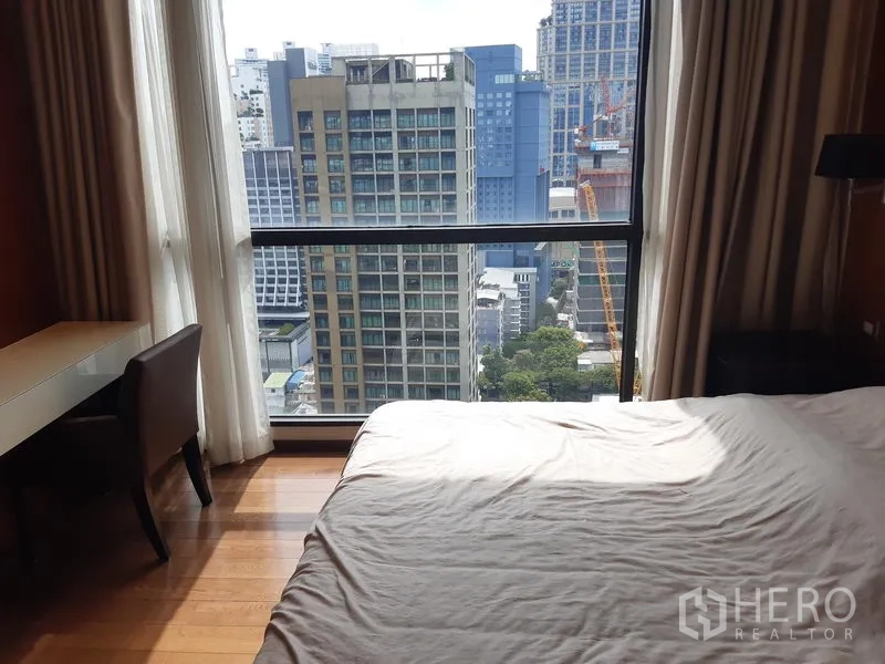 คอนโด ให้เช่าในKhlong Toei, Bangkok - ห้องนอนหลัก พื้นไม้ มีโต๊ะทำงานริมหน้าต่าง ชมวิวเมือง