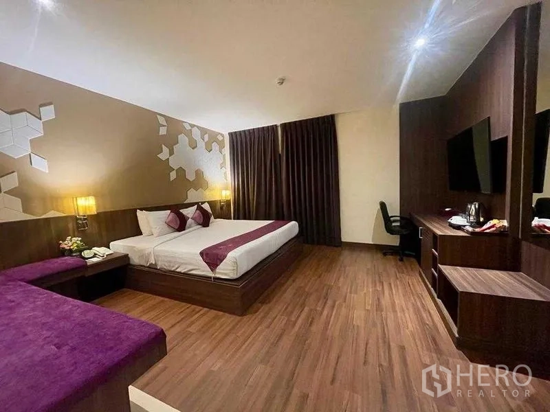 店屋 出租在Watthana, Bangkok - 套房内特大床、长电视柜、茶水角与遮光窗帘