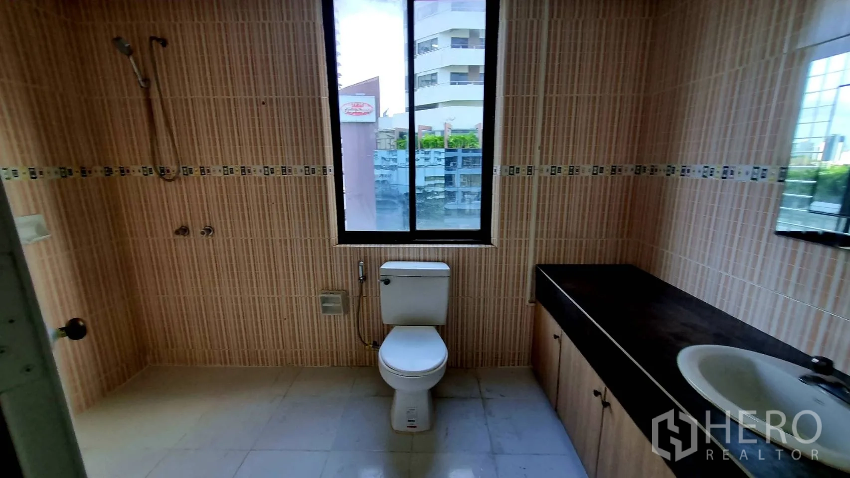 公寓 出租在Watthana, Bangkok - 主卧，特大床、成排衣柜并通往阳台。