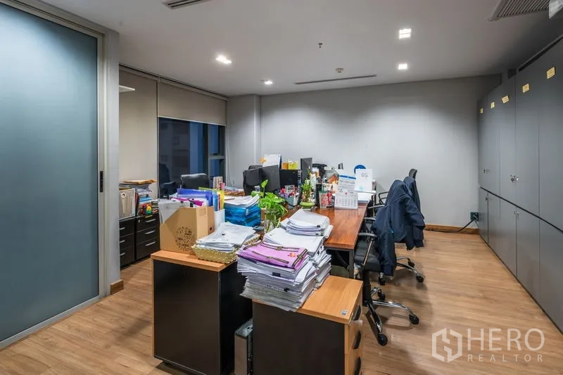 办公空间 出租 - 独立办公室，摆放多张办公桌、旋转椅与储物柜