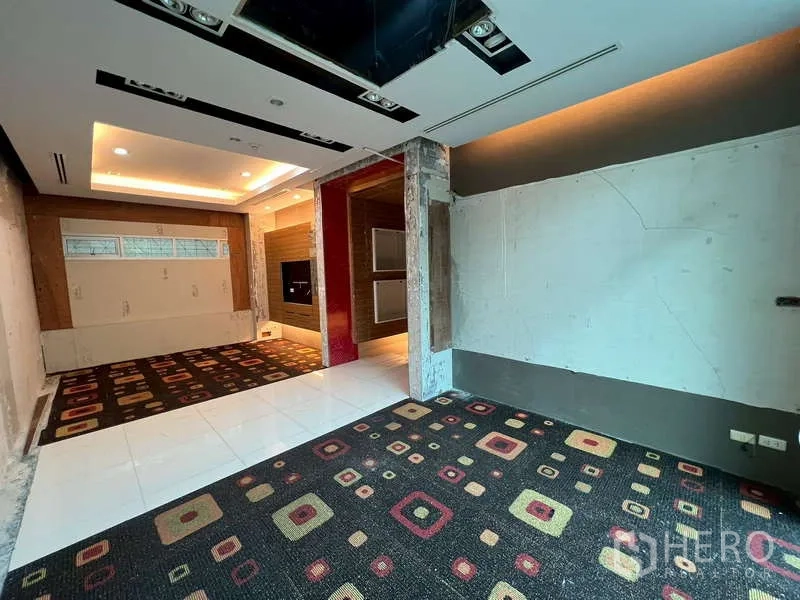 สำนักงาน ให้เช่าในWatthana, Bangkok - พื้นที่ทำงานปูพรมและกระเบื้อง พร้อมไฟซ่อนฝ้า