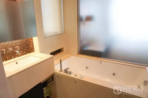 คอนโด ให้เช่าในKhlong Toei, Bangkok - ห้องน้ำคอนโดสไตล์โมเดิร์น อ่างอาบน้ำจากุซซี่ อ่างล้างหน้า และหน้าต่างฝ้า ในเขตคลองเตย