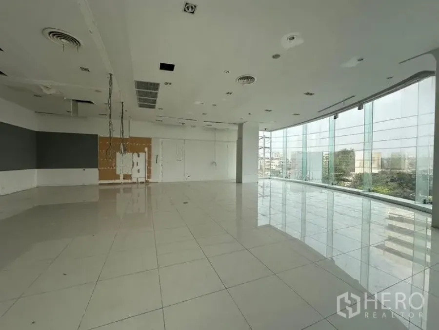 零售空间 出租在Din Daeng, Bangkok - 开放展厅，弧形玻璃立面，HVAC出风口与亮面地砖，方便定制。