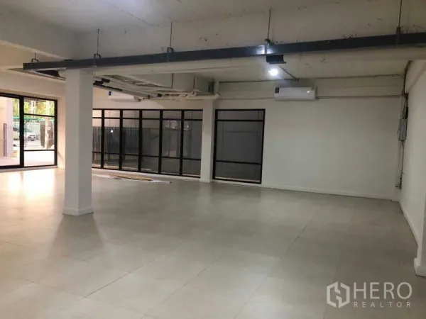 办公空间 出租在Phaya Thai, Bangkok - 宽敞办公区，大窗、空调与外露管线天花。